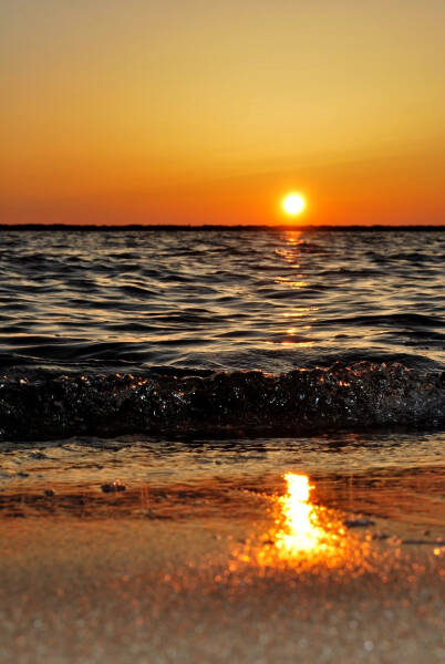 夕日が浮かぶ海